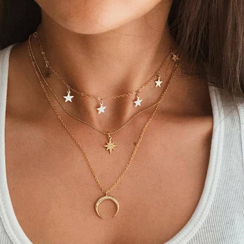 Luna | Elegant Gold Necklace with Delicate Moon Design