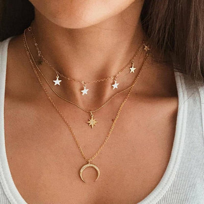 Luna | Elegant Gold Necklace with Delicate Moon Design